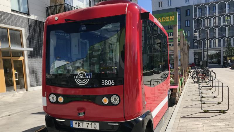 En röd liten buss