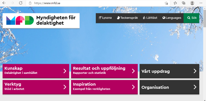 Bild från MFD:s webbplats. Fält i lila och svart ligger över en bild på blå himmel med snöklädda genar i ytterkanterna.