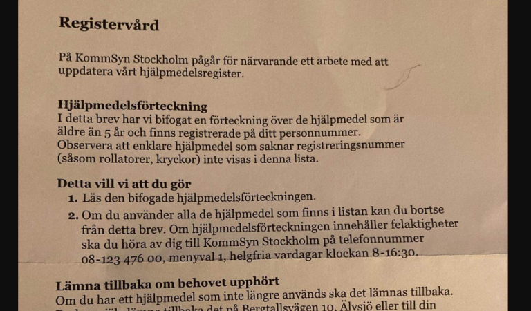 Foto av blankett i svartskrift med text om att uppdatera hjälpmedelsregister