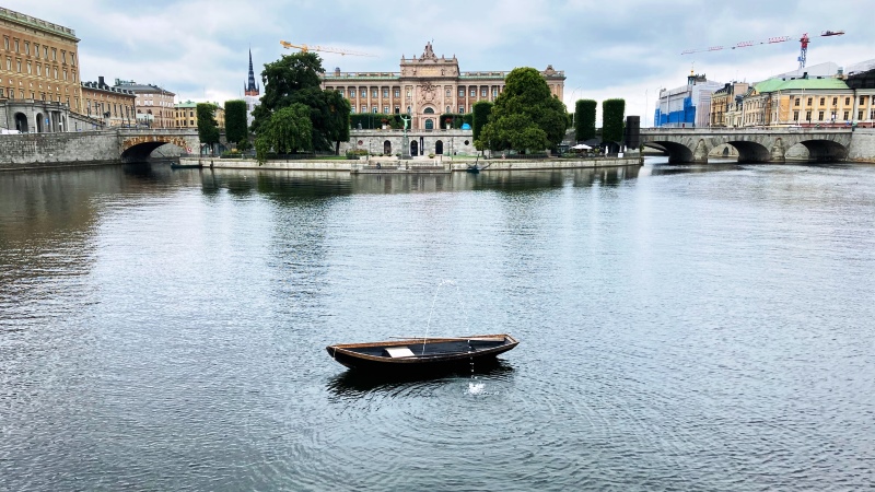 Eka som det sprutar en fontän ur, konstverk i Stockholms ström