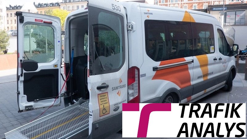 En färdtjänstbuss med rullstolsramp, och i ena hörnet logotypen för myndigheten trafikanalys.