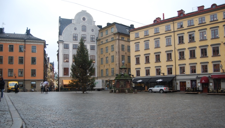 Öde torg i gamla stan, gamla stenhus runt torg med kullersten.