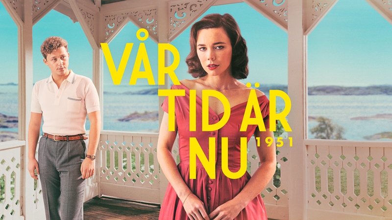 Ung man och kvinna står på en sommarveranda med utsikt mot skärgården.