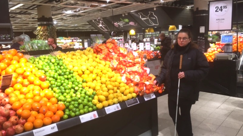 Bild på Anne Edlund i matbutik.