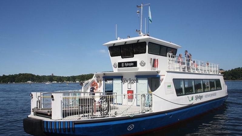 En vit pendelbåt i SL-trafik, m/s Sjövägen, på linje 80 mot Nybroplan.