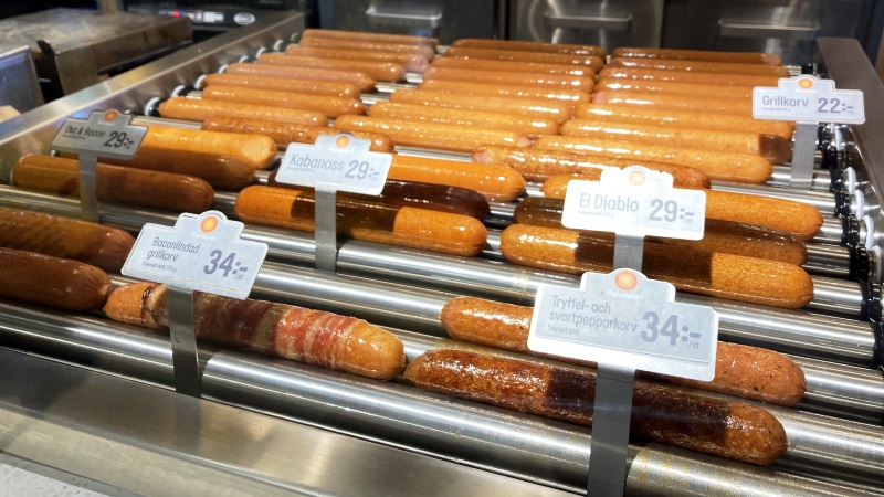 Flera grillkorvar på en grill
