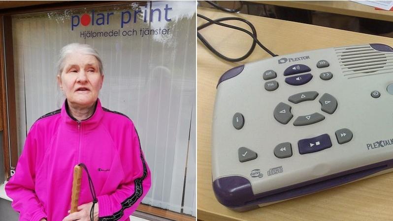 Jill Berg har vitt hår som är uppsatt i nacken, och hon är klädd i en lila sportjacka. I händerna håller hon en vit käpp. Hon står framför ett skyltfönster som har texten ”polar print – Hjälpmedel och tjänster”. Bilden är ett montage, med en DAISY-spelare infälld till höger. Spelaren är av en annan modell än de som nämns i inslaget. Foto: Henrik Jansson, respektive Mace Ojala/Flickr