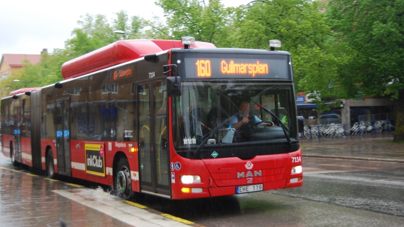 Buss som kommer körande.