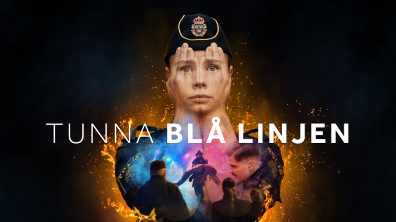 Dubbelexponerad bild. Kvinnlig uniformerad polis, håller händerna för oroat ansiktet som syns igenom händerna. Texten Tunna Blå Linjen är skriven i vitt.