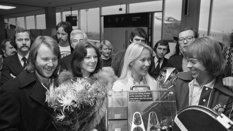  Popgruppen Abba på en flygplats tillsammans med en folkmassa