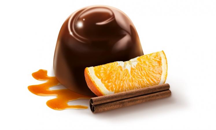 En tecknad brun rund chokladpralin, bredvid en halv apelsinskiva och en brun kanelstång, i mindre skala än pralinen.