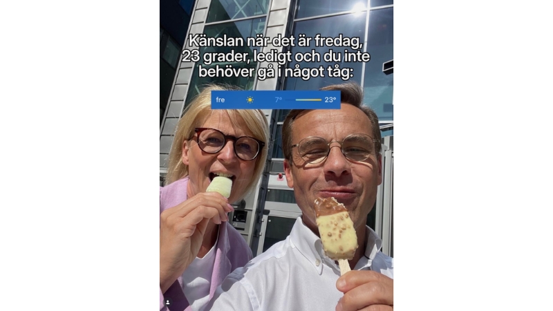 Närbild på två leende vita medelålders personer som äter varsin glasspinne. Den vänstra är blond korthårig kvinna med glasögon, har ljusrosa blus. Till höger man med kort brunt hår, glasögon och vit skjorta. Bakgrund grått höghus. Solsken. Vit text överst i bild: ”Känslan när det är fredag, ledigt och du inte behöver gå i något tåg”.
