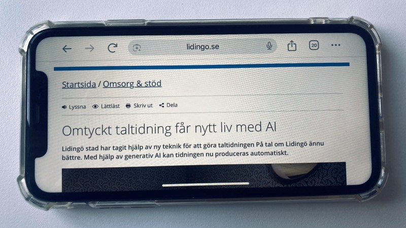 Bild i mobiltelefon: Vit startsidan med blå text, från Lidingö stad. Information om  " På tal om Lidningö"