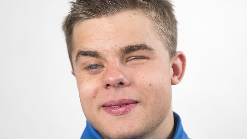 Zebastian Modin har kort ljust hår.