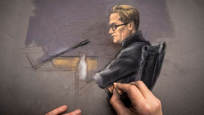 Bild av en teckning,  av en ung vit korthårig blond man i profil, som sitter framför en mikrofon. Har glasögon och svart tröja. Bakgrund beige pappersyta. Man ser tecknarens ena hand som håller i en penna.