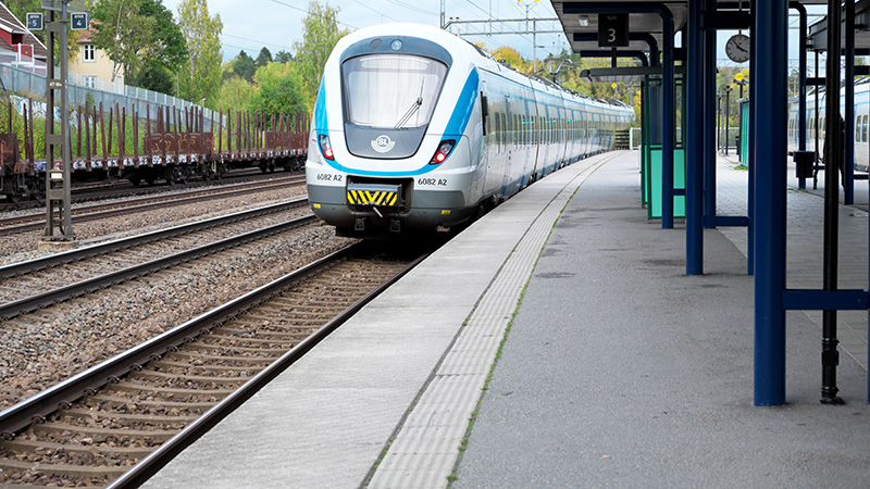 Svårt att hitta dörrknappen på pendeltåget 