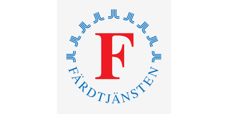 På en vit botten, ikonen av färdtjänstappen. Blå text skriven i en cirkel där det står Färdtjänsten. I mitten ett stort rött F. 