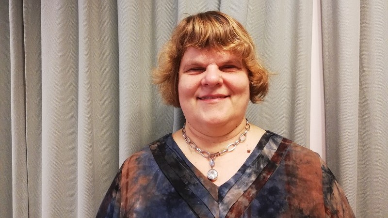 En blond kvinna med vågigt hår i page.