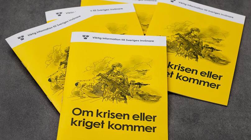 På ett bord ligger tre gula broschyrer med texten: Om krisen eller kriget kommer.