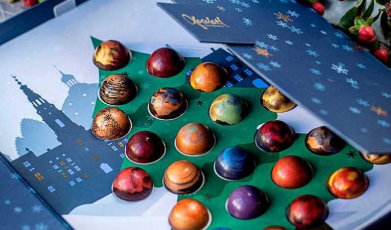 Adventskalender med julgransmotiv och chokladpraliner