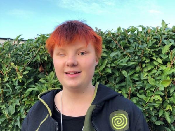 Kvinna med kort, orangerött hår. Desideria Jungelin. 