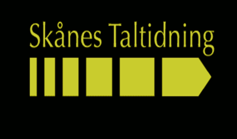 Textlogotype av Skånes Taltidning. Gul text på Svart botten. Under en tjock gul streckad pil