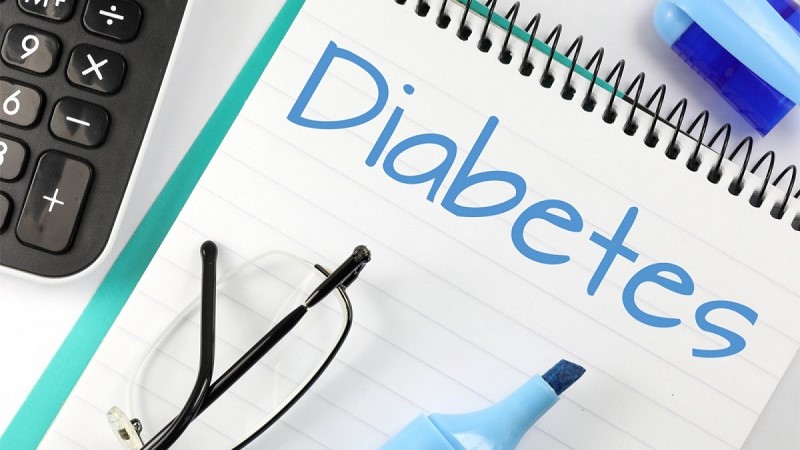 Ett anteckningsblock med texten Diabetes i blått. Ett par glasögon ligger på blocket.