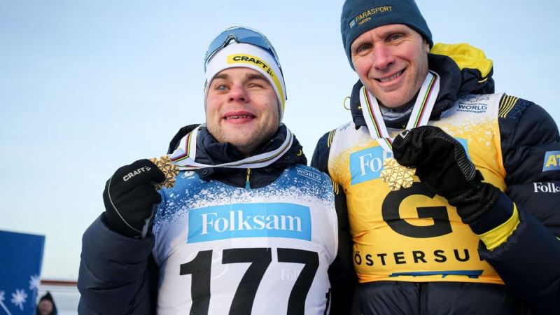 Två vita män i skidutrustning står bredvid varann i skidbacke. T.v Zebastian Modin, t.h Daniel Rickardsson