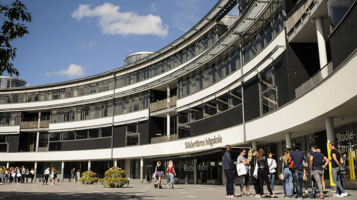 En svängd fasad vid Södertörns Högskola.