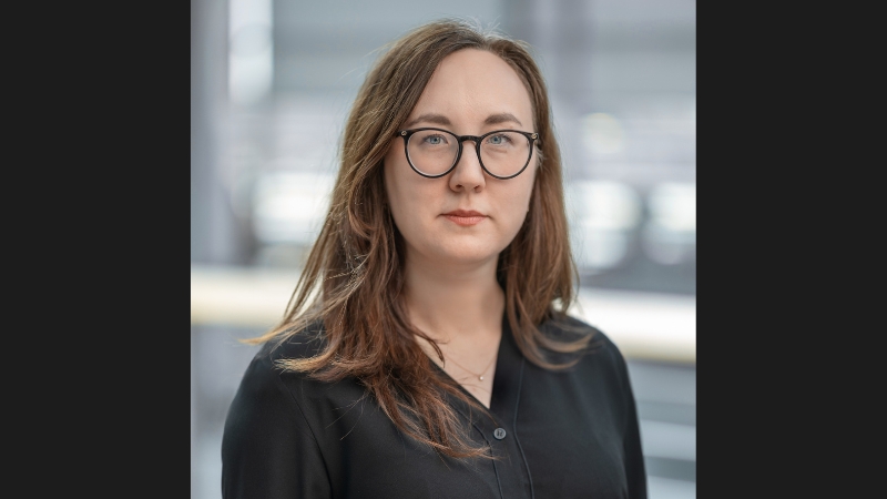 Eva Bring, avdelningschef specialiserad vård i Region Stockholm. En 44-årig kvinna med ljus hy och östasiatiskt utseende står i kontorsmiljö. Hon har axellångt brunt hår, runda svarta glasögon och bär en svart blus. 