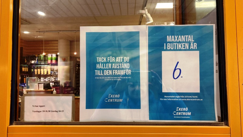 Fönster till restaurang. Skyltar i fönstret.