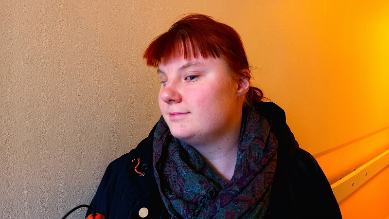 Desideria Jungelin, en kvinna i 25-årsåldern med rött hår som är uppsatt bak och klippt i lugg.