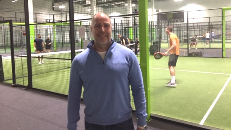 Man framför padelbanor. Thomas Sandström.