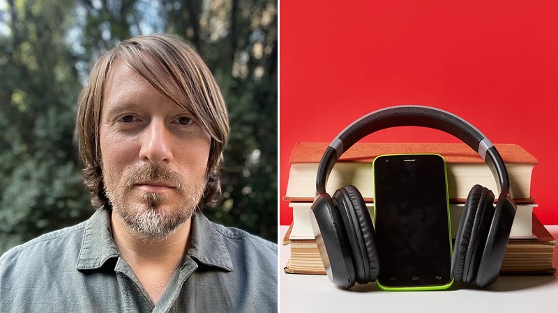 Vit medelålders man, rakt brunt nacklångt hår, snedkammad lugg, gråsprängt skägg. Till höger är ett montage på röd bakgrund med några böcker, en mobiltelefon och ett par hörlurar