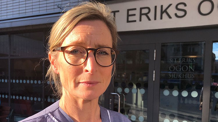 Foto närbild, blond kvinna med uppsatt hår, S:T Eriks sjukhus i bakgrund