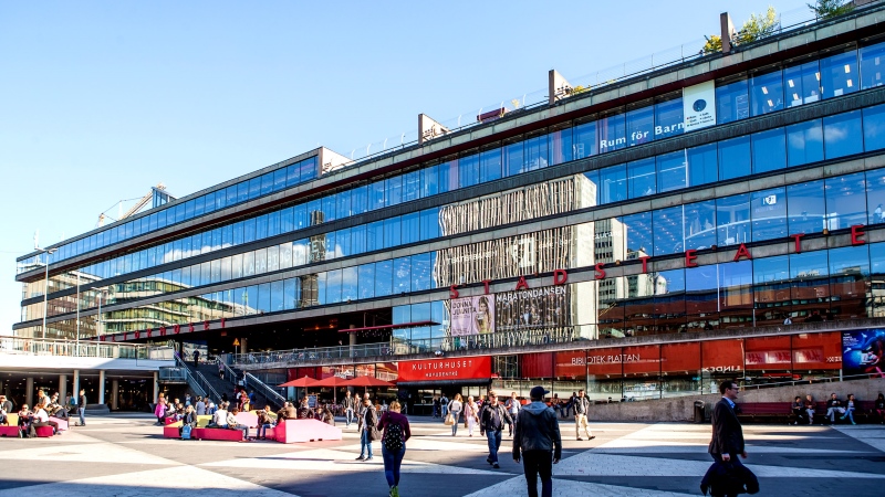Foto kulturhuset, stor glasfasad på Sergels torg