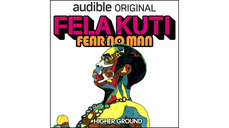 Omslaget till podcasten "Fela Kuti: Fear No Man", där titeln presenteras i stora, rosa och orangea bokstäver med kraftig 3D-skugga mot en vit bakgrund. Därunder syns en färgstark illustration av en svart man, Fela Kuti i profil, vars ansikte och kropp är täckta av ett lapptäcke av målade fält i gult, grönt, rött och blått. Han bär ett svart halsband som liknar en kedja och en tecknad gul mikrofon syns längst ner