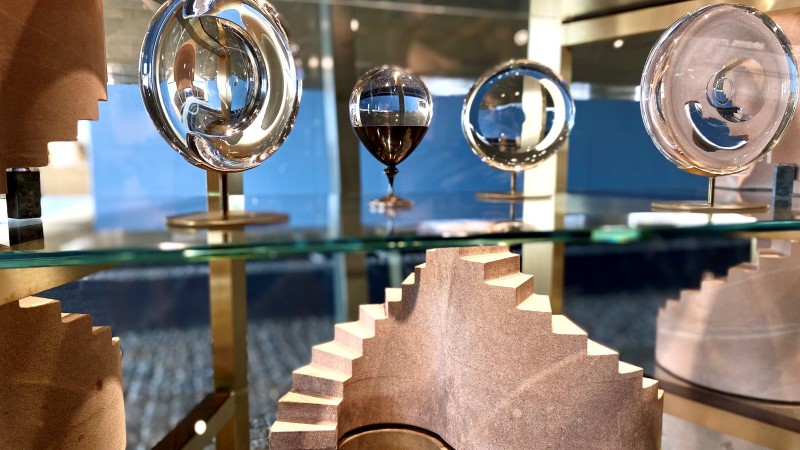 I en glasmonter finns, glasskulpturer av genomskinliga glasrundlar och liten svängd terakottatrappa. 