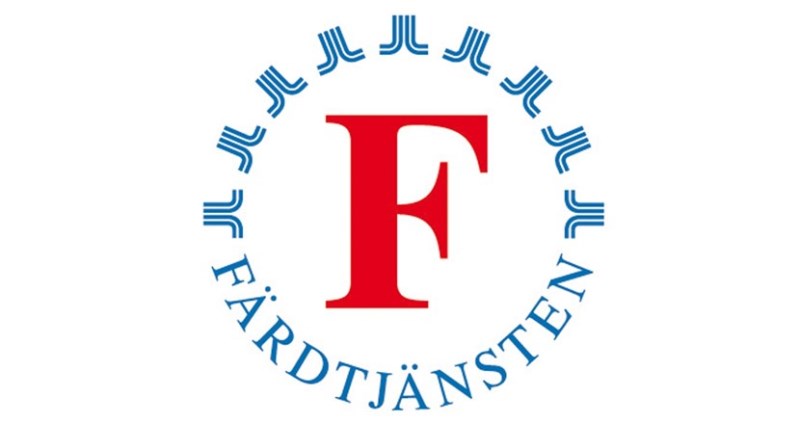 Färdtjänstloggan. På en vit bakgrund står det ”Färdtjänsten" med blå bokstäver i en cirkel, i mitten ett rött F.