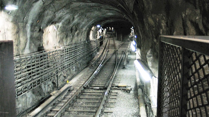 Foto tunnelbanespår i tunnel