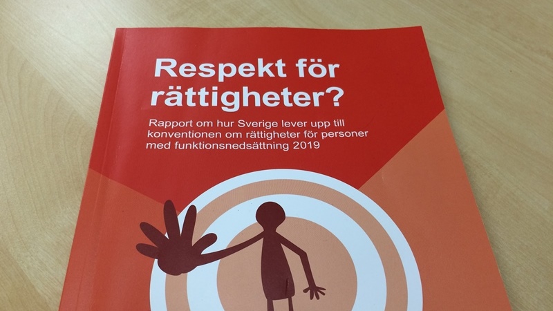 Röd katalog med text: Respekt för rättigheter