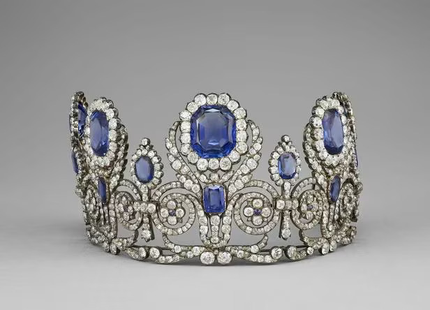 En 1800-tals tiara, är en juvelkrona för kvinnor. I ett snirkligt mönster av vita diamanter toppat med 24 mörkblåa safirer.